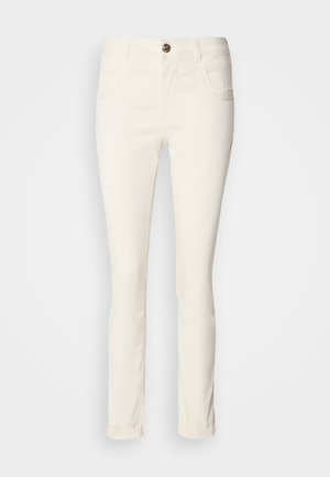 Valkoiset, slim fit -farkut, jotka on valmistettu puuvillasekoitteesta. Ominaisuuksiin kuuluu viisi taskua, nappisulku ja sileä, hieman kiiltävä tekstuuri.