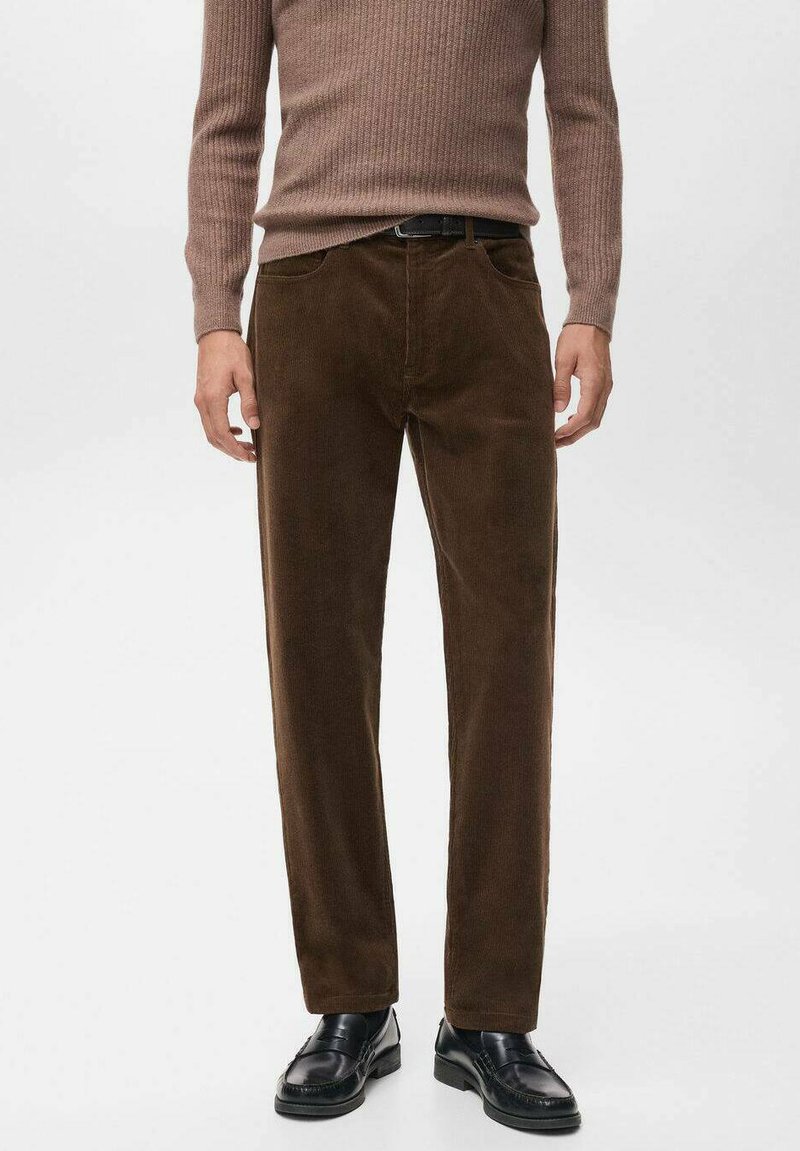 Pantaloni in corduroy marrone con vestibilità dritta, texture a coste, tasche frontali e vita liscia, abbinati a scarpe nere.