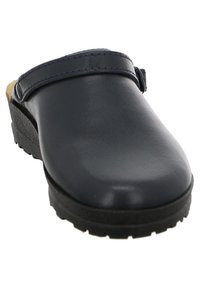 Dunkelblaue Lederclogs mit gepolstertem Fußbett, verstellbarem Riemen und rutschfester Gummisohle. Abgerundetes Design der Zehenpartie.