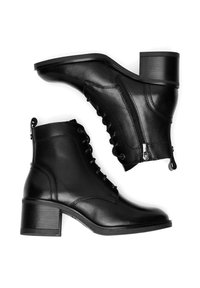 Czarne skórzane botki za kostkę na słupku, z przodem sznurowanym i zamkiem bocznym. Gładka tekstura, minimalistyczny design i brak wzorów.
