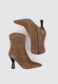 Sandra Fontán Botines - brown