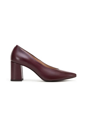 Damen dunkle bordeauxrote Leder-Pumps mit Blockabsatz und spitz zulaufender Spitze, Seitenansicht, freigestellt auf weißem Hintergrund.