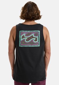 Top senza maniche nero con un design astratto a onde multicolori sul retro, con una finitura texturizzata e un contorno verde menta a contrasto.