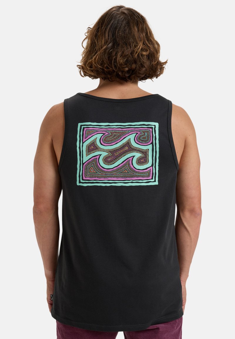 Top senza maniche nero con un design astratto a onde multicolori sul retro, con una finitura texturizzata e un contorno verde menta a contrasto.