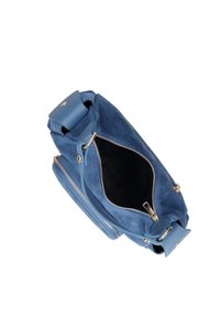 Borsa blu in suede con un design strutturato, chiusura con zip e una finitura testurizzata. Presenta una tracolla in pelle e una tasca interna.