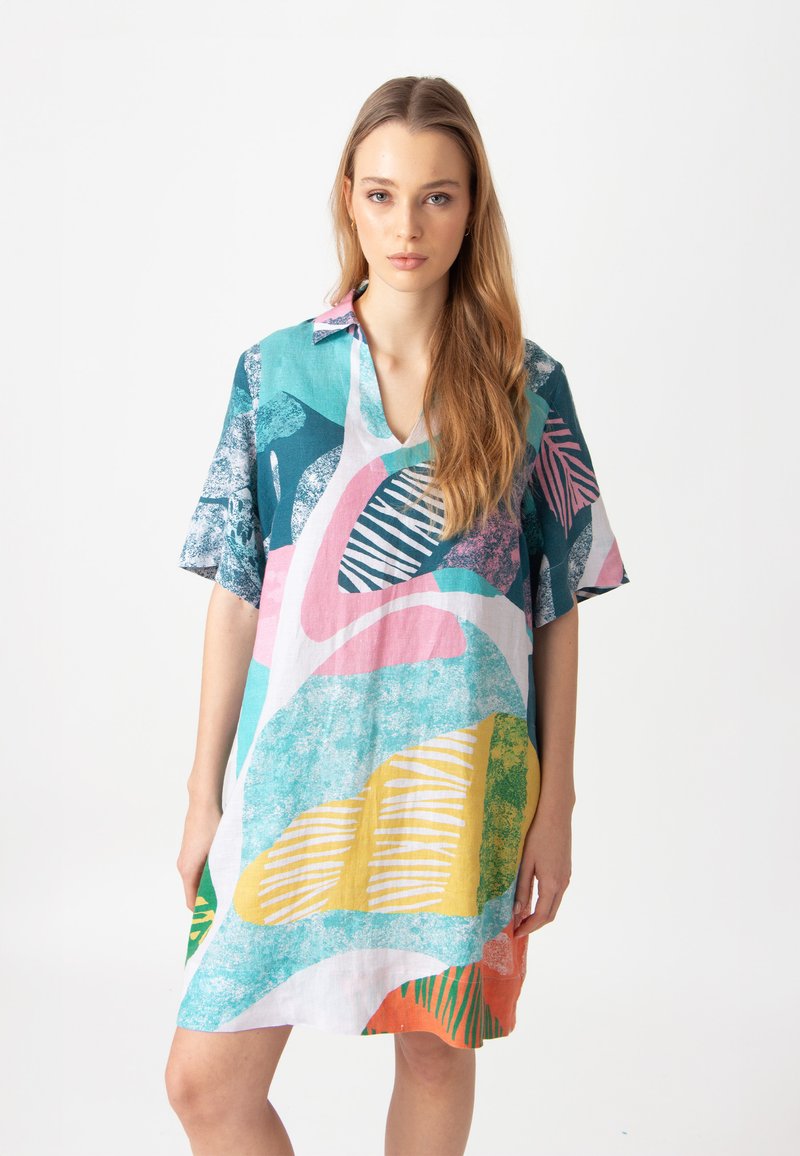 Robe à manches courtes avec un motif abstrait coloré comprenant des formes turquoise, rose, jaune et verte. Fabriquée en tissu léger, avec un design à col.