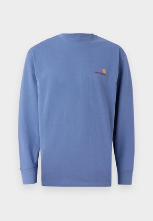 Blå langermet t-skjorte laget av bomull, med rund hals og en liten rød brodert logo på brystet. Enkelt design.