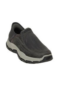 Szare buty wsuwane z teksturowanym wierzchem, białą podeszwą środkową i czarną gumową podeszwą. Posiadają akcenty w postaci przeszyć i subtelne logo.