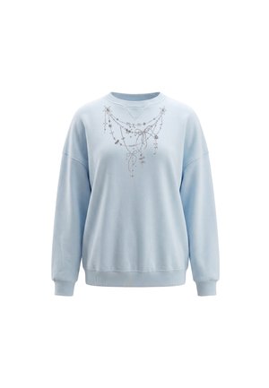 Lyseblå sweatshirt med lange ærmer, rund halsudskæring og sølvkæde- og vedhængsprint over brystet og øverste front.