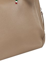 Beige leren handtas met een gestructureerde afwerking, voorzien van een klein Italiaans vlagaccent. Ontworpen met een gestructureerde vorm en ritssluiting.