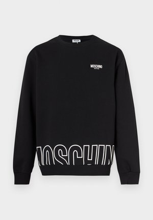 Fekete kerek nyakú pulóver fehér "MOSCHINO ACTIVE" logóval a mellkason, és nagy fehér "MOSCHINO" felirattal, amely részben látható az alsó szélén.