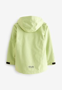 Hellgrüne Regenjacke mit Kapuze, ausgestattet mit schwarzem Zubehör an den Bündchen, glatter Textur und einem Logo-Print nahe dem Saum.