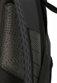 Schwarzer Rucksack mit einer strukturierten Netztasche und einem halbtransparenten Paneel, aus strapazierfähigem Stoff und mit strukturierten Akzenten.