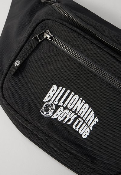 Melnas neilona soma ar rāvējslēdzēja kabatu, ar baltu "Billionaire Boys Club" logotipu un astronauta grafiku. Virsma ir gluda, izturīga.