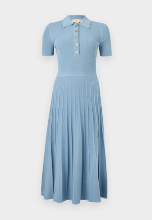 Robe en maille côtelée bleu clair avec manches courtes, col polo boutonné, taille cintrée et jupe midi plissée.