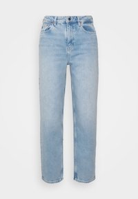 Jeans de tiro alto en azul claro, confeccionados en denim. Diseño de cinco bolsillos con corte recto y un leve desgaste. Cierre de botón metálico en la cintura.