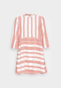 Vestido riscado em coral e branco, com botão frontal, mangas três quartos e um tecido texturizado com um design em camadas.