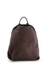 Sac à dos en cuir marron avec une texture lisse, une forme arrondie, et une poignée supérieure. Offre un design simple et un branding minimal à la base.