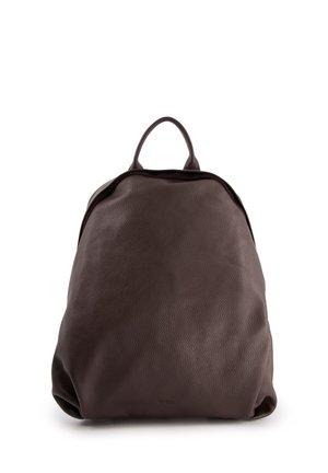 Sac à dos en cuir marron avec une texture lisse, une forme arrondie, et une poignée supérieure. Offre un design simple et un branding minimal à la base.