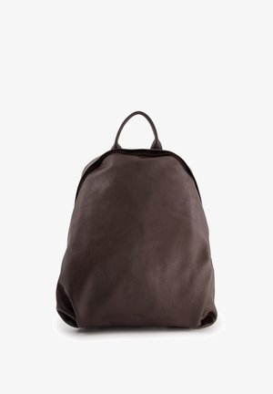 Brauner Leder-Rucksack mit glatter Textur, runder Form und einem oberen Griff. Verfügt über ein einfaches Design und minimale Markenkennzeichnung an der Basis.