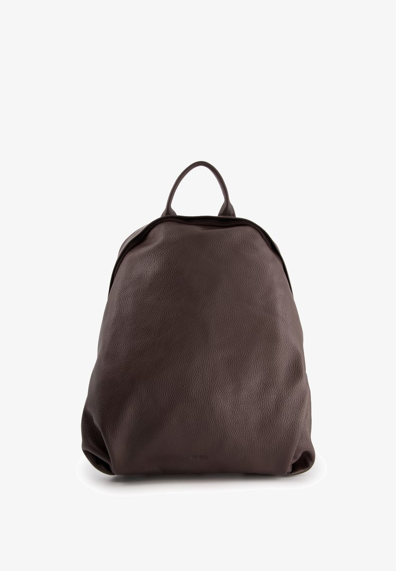Brauner Leder-Rucksack mit glatter Textur, runder Form und einem oberen Griff. Verfügt über ein einfaches Design und minimale Markenkennzeichnung an der Basis.