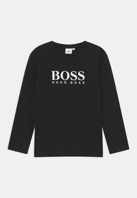 Camiseta de manga larga negra hecha de algodón. Presenta un logo centrado en blanco "BOSS HUGO BOSS" en una fuente serif en negrita en la parte delantera. Diseño sencillo.