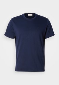 T-shirt di cotone blu navy con girocollo, maniche corte e un piccolo logo ricamato sul petto. Tessuto morbido e vestibilità classica.