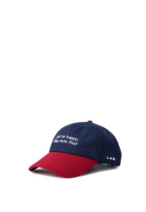 Cappellino da baseball con corona blu navy e visiera rossa, testo ricamato "just be happy, they hate that" sul davanti e "L.A.B." sul lato.