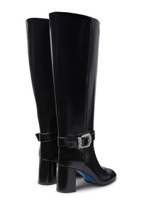 Stivali neri in pelle al ginocchio con una texture liscia, tacco largo a blocco e dettaglio alla caviglia con fibbia caratterizzata da un accento metallico decorativo.