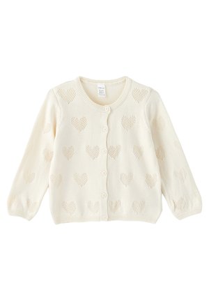 Cárdigan para bebé color crema con mangas largas, cierre de botones en el frente y patrones de corazones tejidos distribuidos de manera uniforme en la tela.
