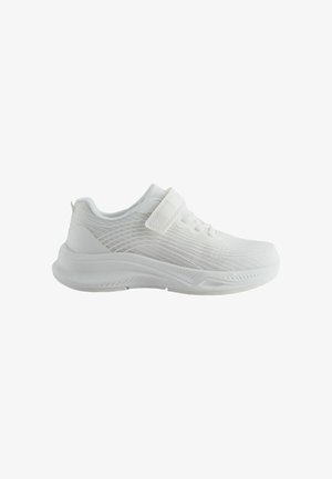 Biały sportowy but typu sneaker z siateczkową cholewką, sznurowadłami i rzepem oraz grubą, wyściełaną podeszwą.