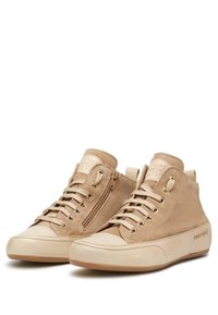 Sneaker alte in suede beige con punta rotonda, dettagli in metallo dorato e zip laterale. Suola in beige chiaro a contrasto. Logo del marchio visibile.