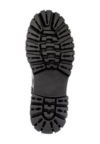 Semelle de botte en caoutchouc noir avec des crampons profonds et des motifs texturés. Comprend des indentations et des rainures pour une meilleure adhérence et traction.