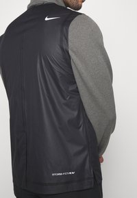 Nike Golf M NK SFADV VEST - Giacca hard shell - black/black/anthracite/white