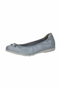 Bailarinas de cuero gris claro con punta redondeada, que presentan un pequeño lazo y un acento metálico en la parte delantera, y una suela de goma blanca.