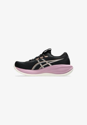 Scarpa da corsa nera e rosa con suola bianca, tomaia in mesh e chiusura con lacci, vista laterale su sfondo bianco.