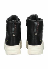 Černé kožené kotníkové boty s fleecovou podšívkou, zipovým zapínáním a bílými gumovými podrážkami. Obsahují dekorační knoflík a brandingové akcenty.