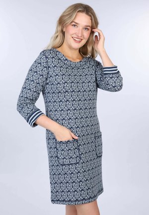 Marineblaues Kleid mit weißem Blumenmuster, Rundhalsausschnitt, dreiviertellangen Ärmeln mit gestreiften Bündchen und frontalen Taschen.