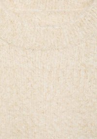Licht beige trui met een zachte, fuzzy textuur, voorzien van een subtiele glans en een geribde nekline voor extra detail.