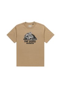 Béžové bavlněné tričko s černým grafickým designem dřevorubce se skateboardem a stromy, pod nímž je nápis "THE DOERS".