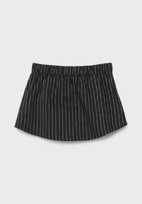 Čierna sukňa s bielymi vertikálnymi pruhmi, elastickým pásom, tvarom do A, hladkou textúrou a krátkou dĺžkou. Ideálna na bežné nosenie.