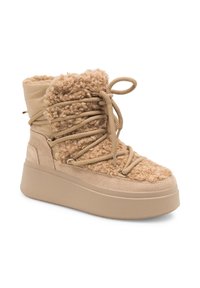 Botine platform bej cu un superior texturat și pufos și panouri laterale netede. Dispune de șireturi groase și accente din metal de culoare aurie.