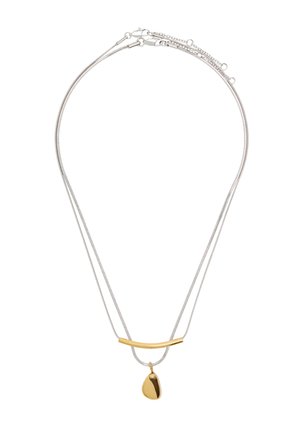 Srebrny naszyjnik z podwójnym łańcuszkiem, ozdobiony poziomym złotym paskiem i złotym wisiorkiem w kształcie kropli. Gładkie i polerowane powierzchnie.