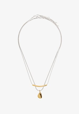 Srebrny naszyjnik z podwójnym łańcuszkiem, ozdobiony poziomym złotym paskiem i złotym wisiorkiem w kształcie kropli. Gładkie i polerowane powierzchnie.