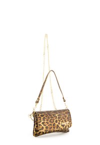 Tasche in Leopardenmuster mit goldener Kettenriemen, ausgestattet mit einer glatten Lederoberfläche und einem umklappbaren Deckel. Goldenes Logo-Element angebracht.