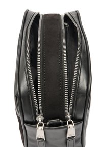 Czarny skórzany plecak z podwójnymi suwakami, zamszowymi akcentami i srebrnymi elementami metalowymi. Gładka faktura, usztywniony kształt i minimalistyczny design.