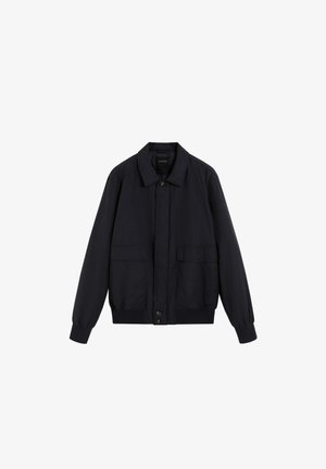 Chaqueta cortavientos azul marino con cuello, dos bolsillos frontales, puños elásticos y cierre de botones. Ligera, con textura suave.