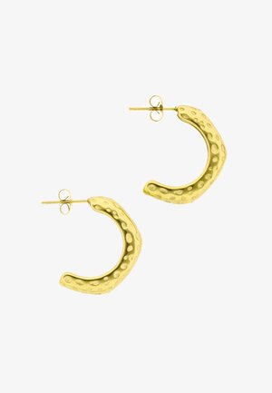 Kolczyki w kształcie półpierścienia o złotym odcieniu z młotkowaną powierzchnią i zapięciem na sztyft, ozdobione teksturowanym wzorem z kropek na zakrzywionym kształcie.