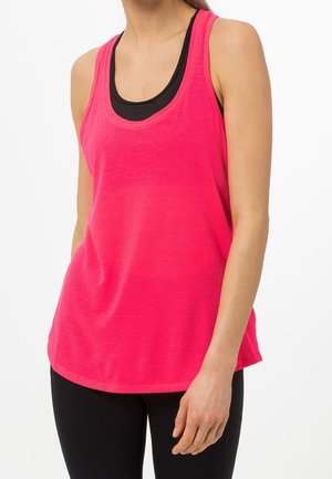 Débardeur ajusté sans manches de couleur rose vif, fabriqué en tissu texturé. Il présente un décolleté arrondi et est superposé à un haut noir en dessous.