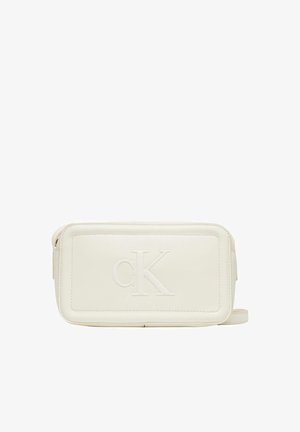 Petit sac bandoulière rectangulaire en cuir crème avec logo "cK" embossé sur le devant et sangle réglable.